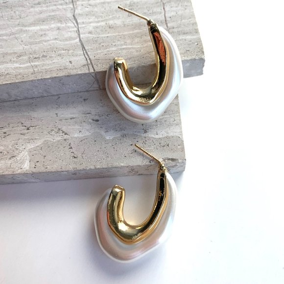 NEW~ Anthropologie Irregular Chunky Pearl Hoop Earrings - Picture 4 of 7